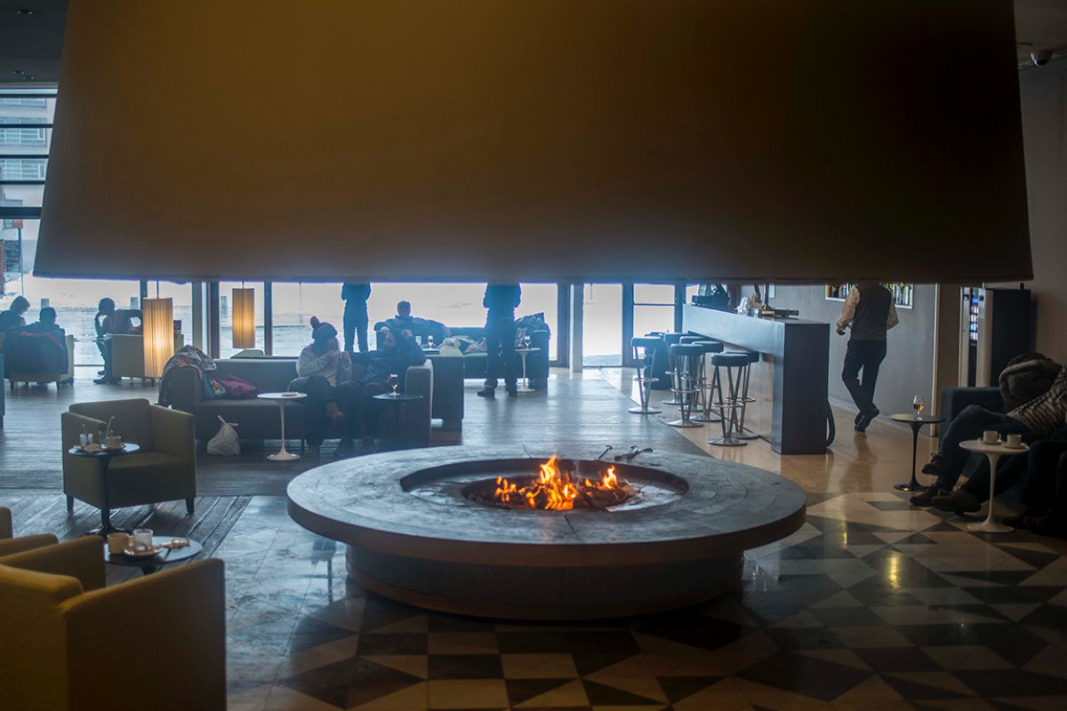 En torno a la enorme chimenea circular se concentran muchos huéspedes para tomarse un café o una copa. En torno a la enorme chimenea circular se concentran muchos huéspedes para tomarse un café o una copa.