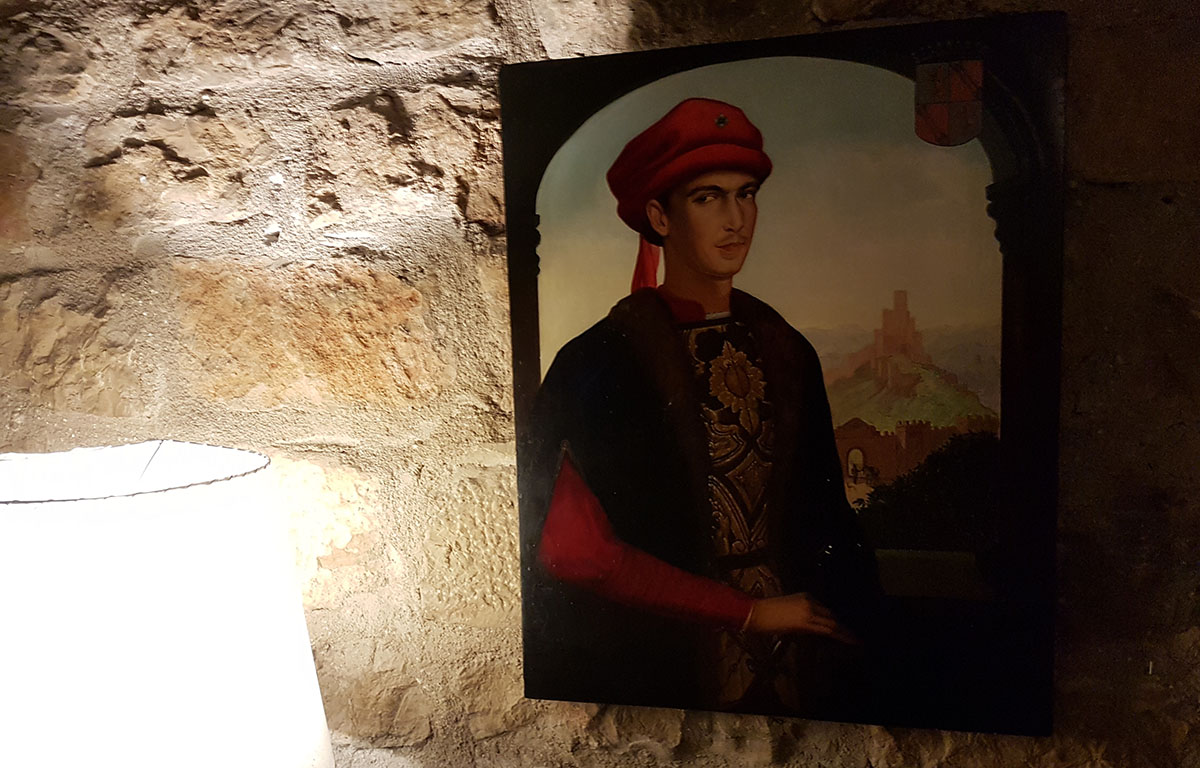 Retrato del condestable Iranzo, en el salón principal del Parador. Retrato del condestable Iranzo, en el salón principal del Parador.
