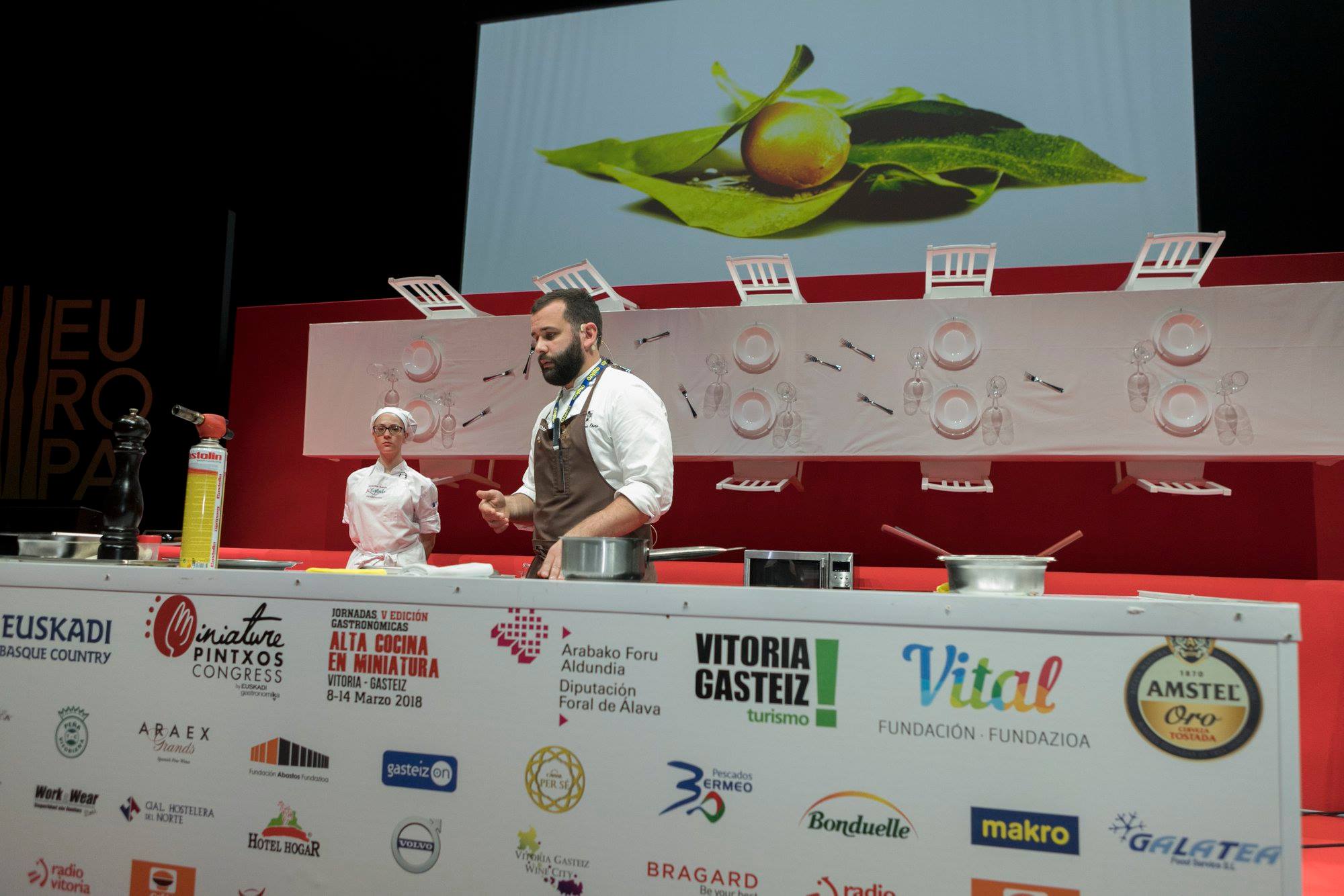 Julián Otero ('Mugartiz') durante su ponencia en el Miniature Pintxos Congress 2018. Foto cedida. Julián Otero ('Mugartiz') durante su ponencia en el Miniature Pintxos Congress 2018. Foto cedida.