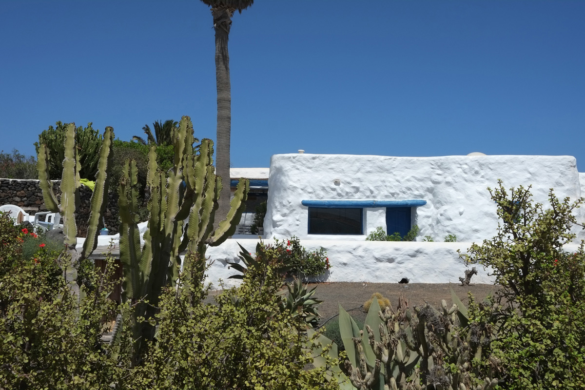 Las casas de Pedro Barba son todas blancas, como marca buena parte de la arquitectura lanzaroteña. Las casas de Pedro Barba son todas blancas, como marca buena parte de la arquitectura lanzaroteña.