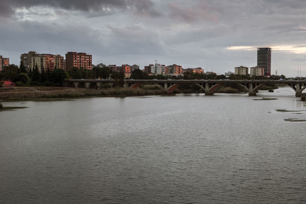 El puente Universidad, uno de los cinco que conectan los barrios pacenses. El puente Universidad, uno de los cinco que conectan los barrios pacenses.