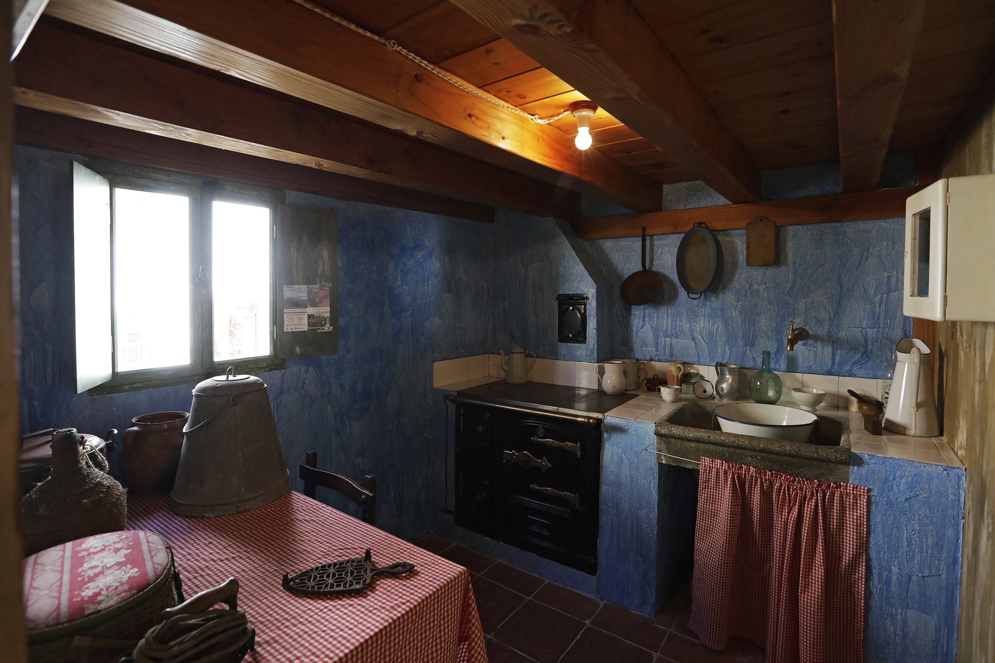 Réplica de la cocina de una de las casas-barracones, derruidas en 1986. Réplica de la cocina de una de las casas-barracones, derruidas en 1986.