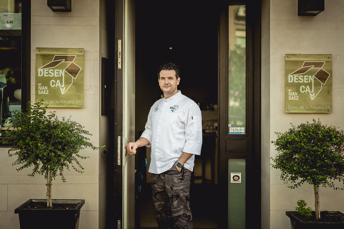 El chef a la puerta del restaurante que ha supuesto su primera aventura en solitario. El chef a la puerta del restaurante que ha supuesto su primera aventura en solitario.