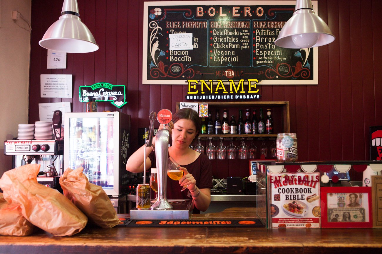 'Bolero': Nina en la barra 'Bolero': Nina en la barra