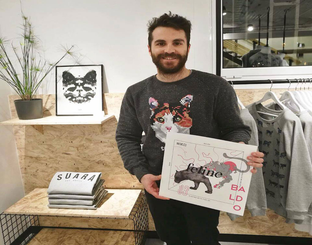 Coyu con un vinilo felino. Foto: Facebook Coyu con un vinilo felino. Foto: Facebook