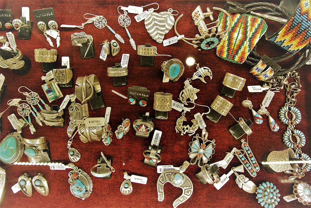 Joyas elaboradas por los indios navajos. Foto: Camino Martínez. Joyas elaboradas por los indios navajos. Foto: Camino Martínez.