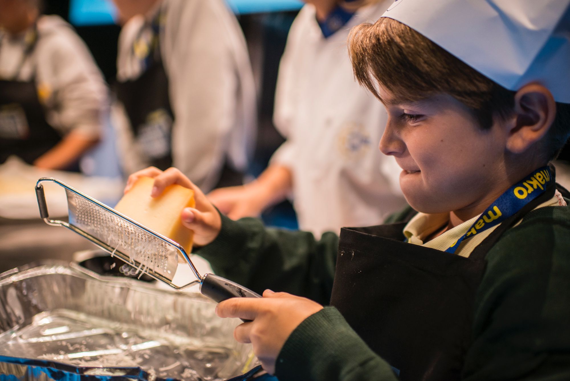 Gastronomika 2018: un niño rallando queso Gastronomika 2018: un niño rallando queso