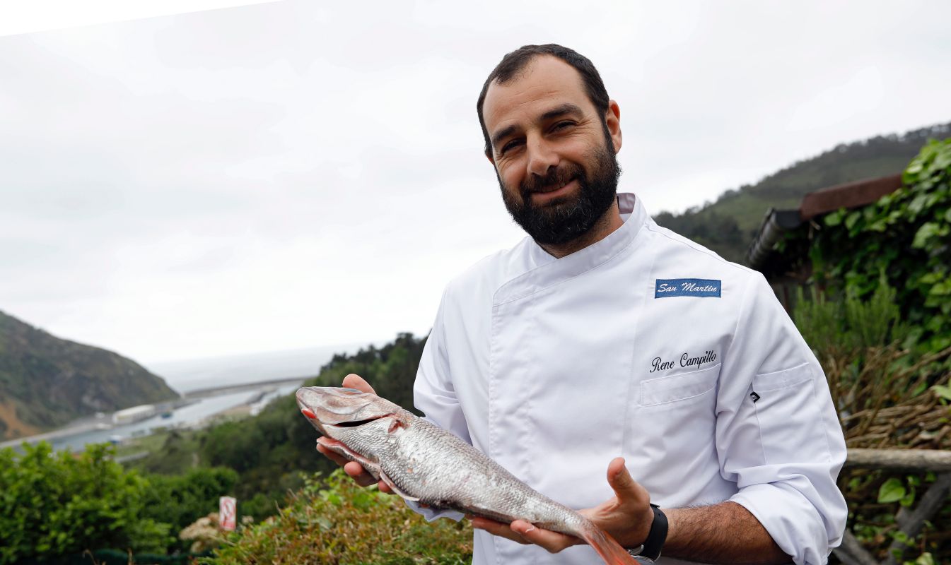 René Campillo, cocinero de 'San Martín' muestra uno de los besugos que cocinan en Orio (Guipúzcoa). René Campillo, cocinero de 'San Martín' muestra uno de los besugos que cocinan en Orio (Guipúzcoa).