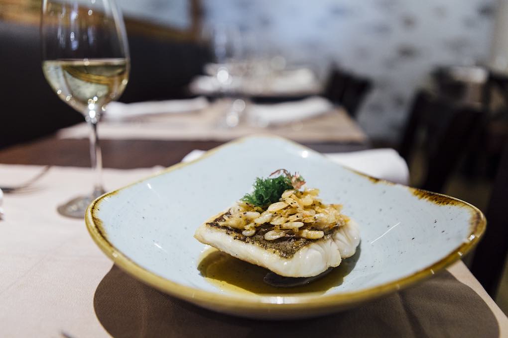A la rica merluza con caldo dashi, camarones y algas. A la rica merluza con caldo dashi, camarones y algas.