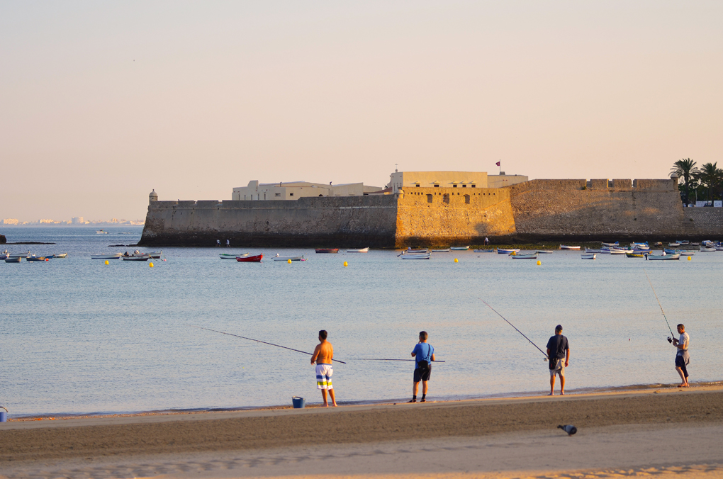 Pescadores en La Caleta. Foto: David Ibáñez Montánez / Patronato de Turismo de Cádiz. Pescadores en La Caleta. Foto: David Ibáñez Montánez / Patronato de Turismo de Cádiz.