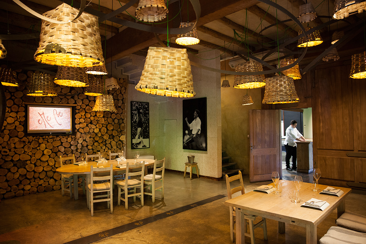 Restaurante Eme Be Garrote Grill: Sala del local. Foto: Garikoitz Díaz Restaurante Eme Be Garrote Grill: Sala del local. Foto: Garikoitz Díaz