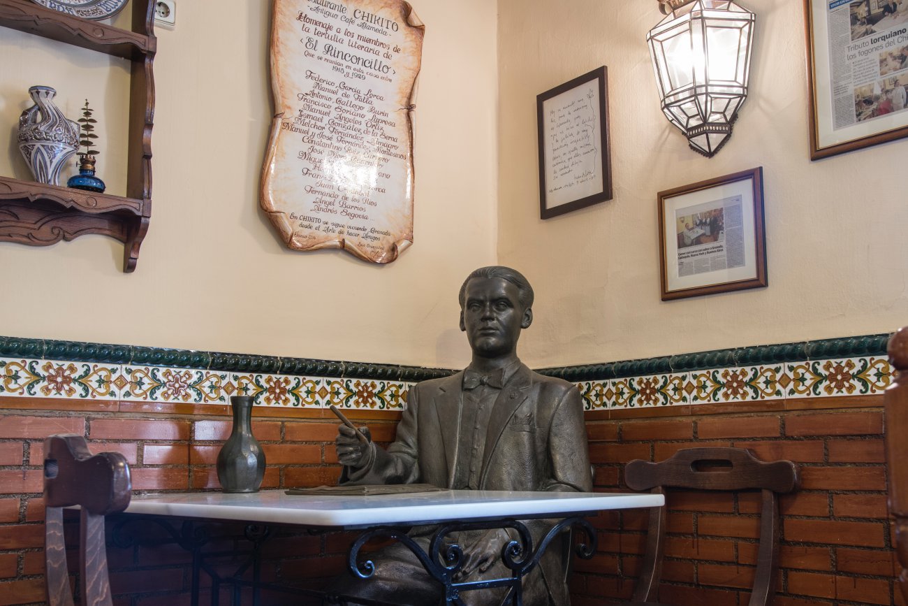 Una de las mesas del salón del restaurante 'Chikito', con una estatua del poeta Federico García Lorca. Una de las mesas del salón del restaurante 'Chikito', con una estatua del poeta Federico García Lorca.