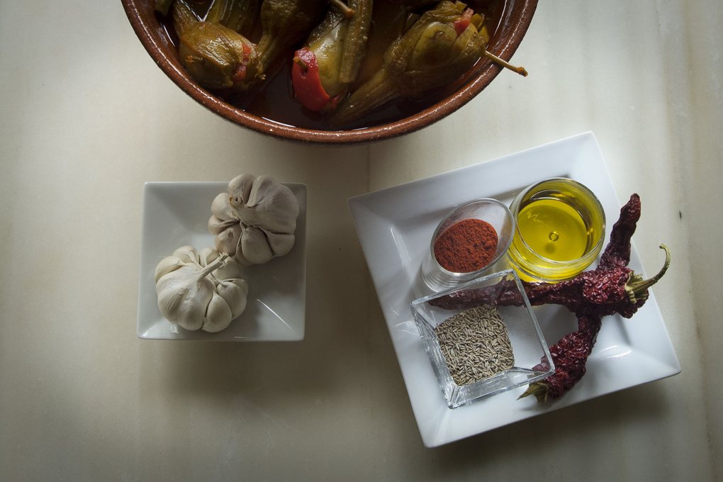 Ajos, pimentón, aceite de oliva... todo los ingredientes para unas berenjenas en Almagro. Ajos, pimentón, aceite de oliva... todo los ingredientes para unas berenjenas en Almagro.