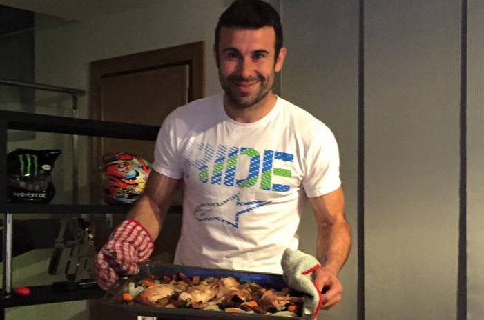 Toni Bou cocinando. Toni Bou cocinando.