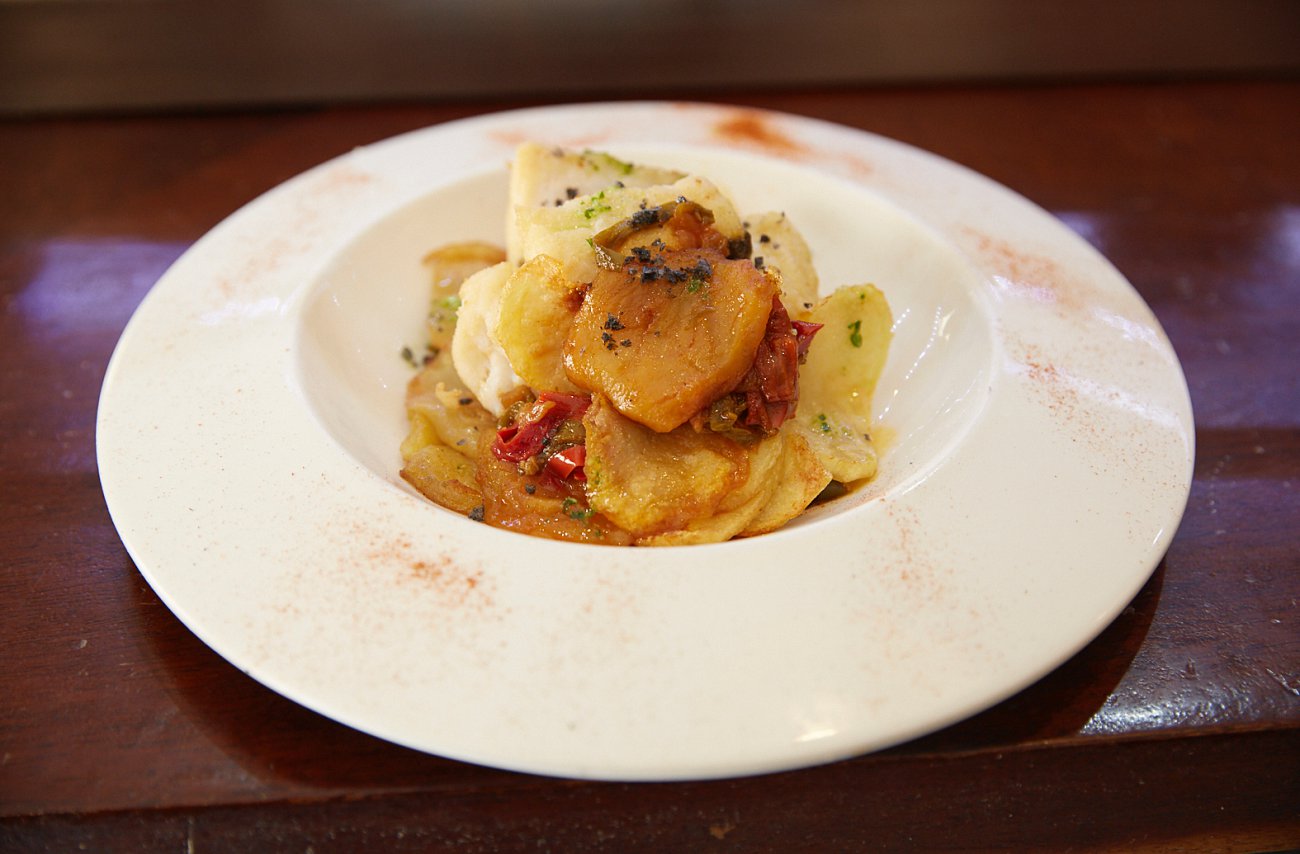 Restaurante 'Quattros'. Plato: Bacalao al horno con patatas. Restaurante 'Quattros'. Plato: Bacalao al horno con patatas.