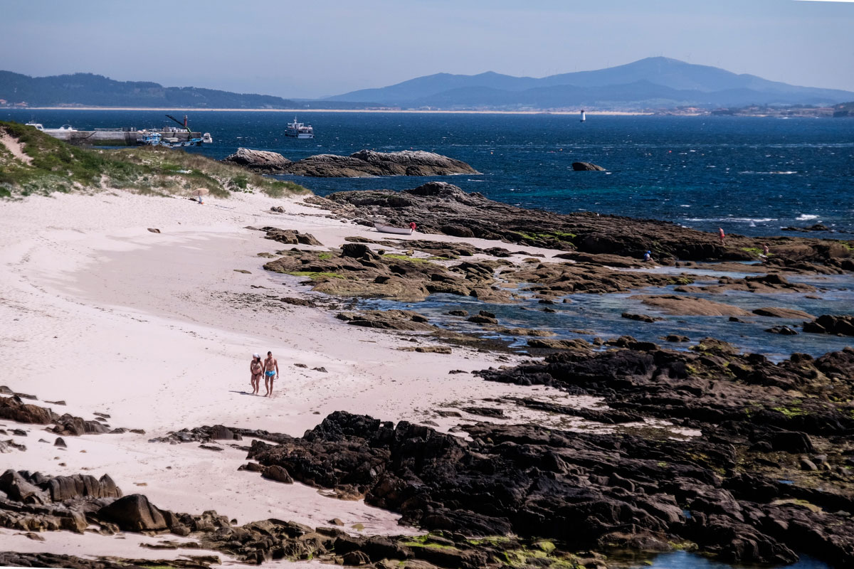 Las primeras playas que aparecen en la ruta sur invitan a bajarse de la bici y dar un paseo. Las primeras playas que aparecen en la ruta sur invitan a bajarse de la bici y dar un paseo.