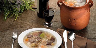 Olla aranesa, plato tradicional en la Vall d'AranOlla aranesa, plato tradicional en la Vall d'Aran. Olla aranesa, plato tradicional en la Vall d'AranOlla aranesa, plato tradicional en la Vall d'Aran.