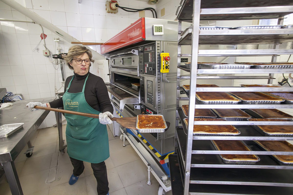 Maximina saca la quesada a enfriar, una de las siete maravillas de la cocina nacional. Maximina saca la quesada a enfriar, una de las siete maravillas de la cocina nacional.