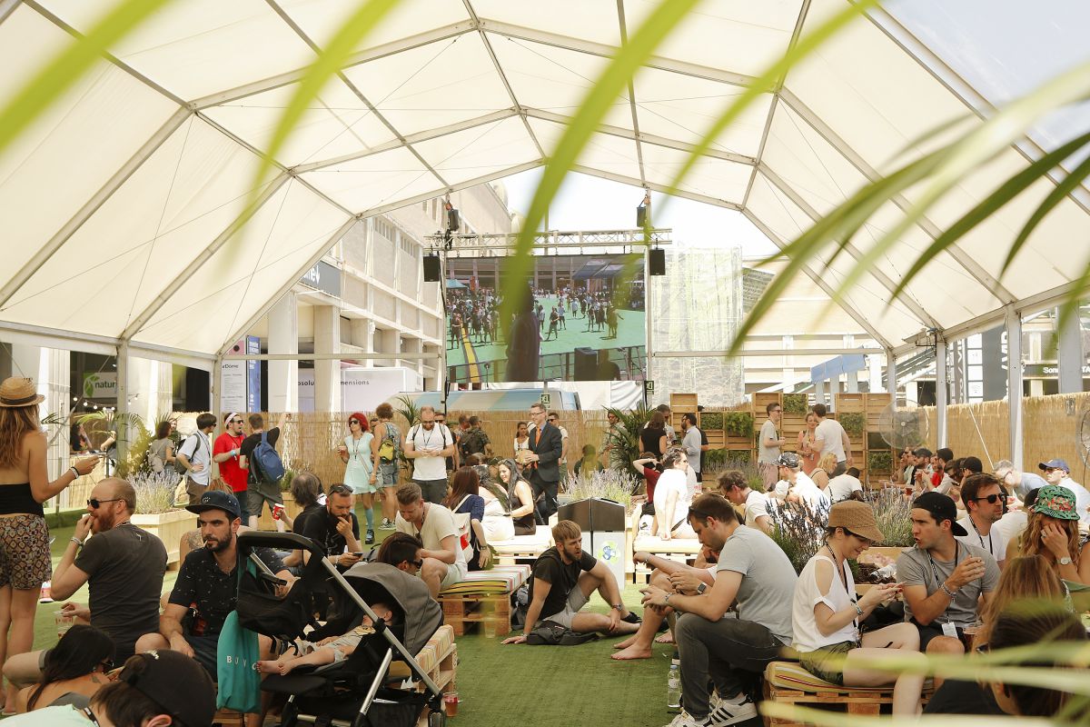 El área VIP del Sónar repleta de familias, parejas, amigos... El área VIP del Sónar repleta de familias, parejas, amigos...