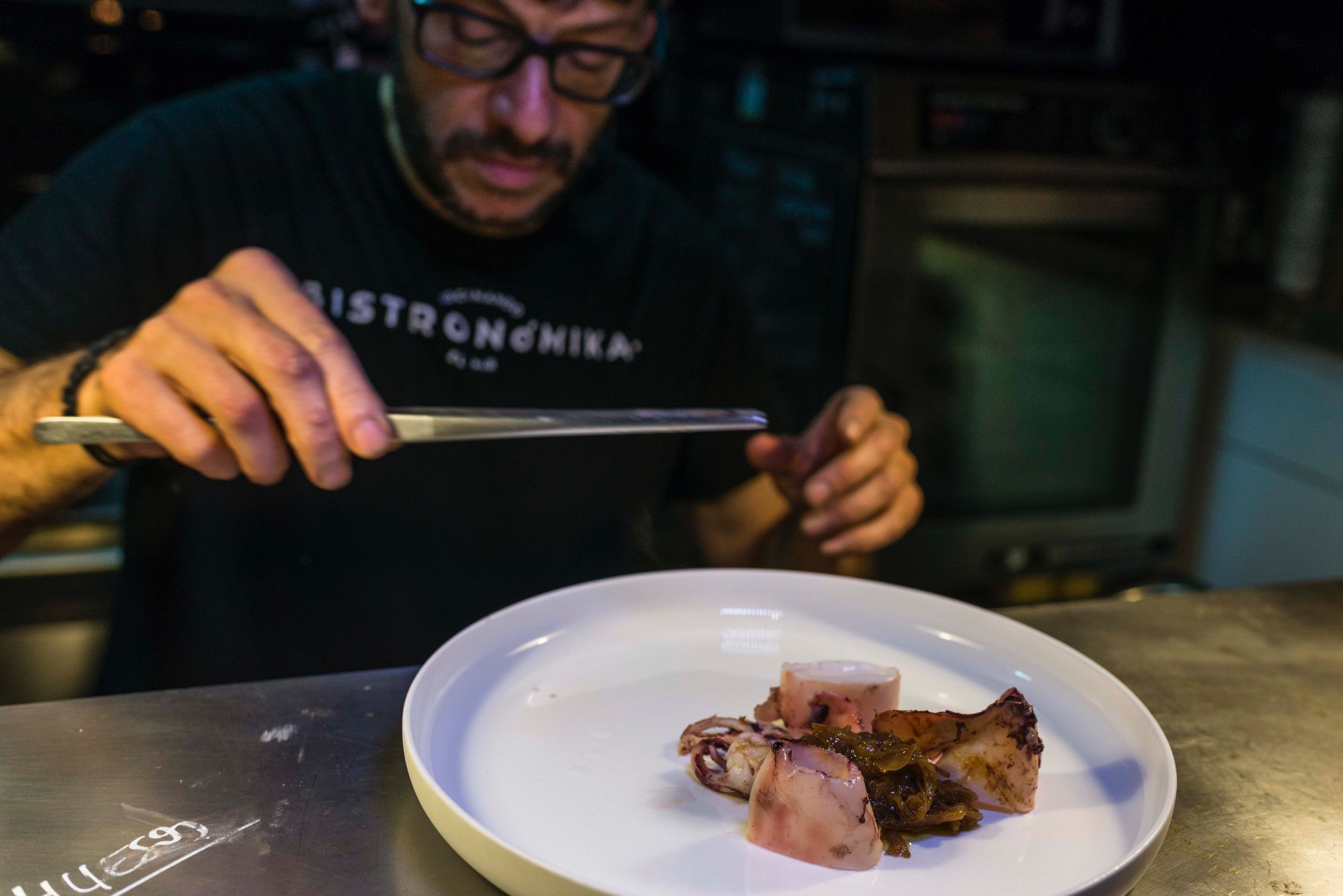 Carlos Castellanos emplatando el calamar con delicadeza. Carlos Castellanos emplatando el calamar con delicadeza.
