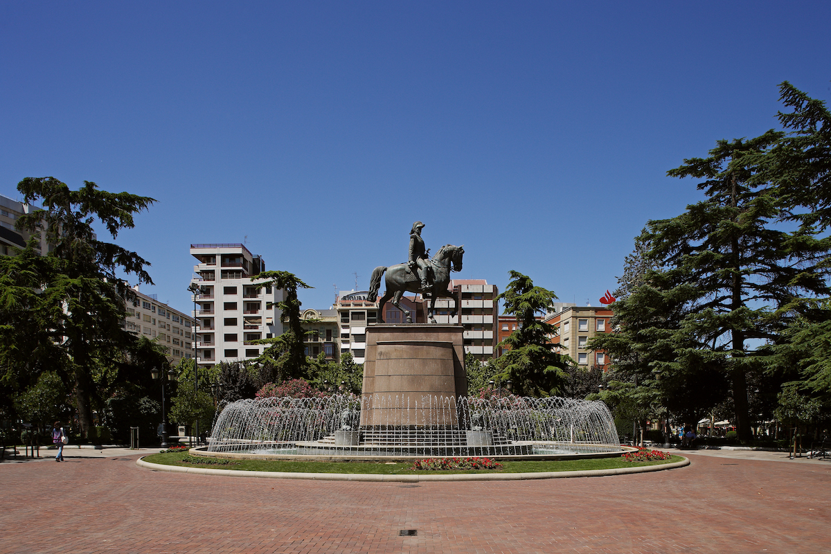El Espolón. Foto: La Rioja Turismo. El Espolón. Foto: La Rioja Turismo.