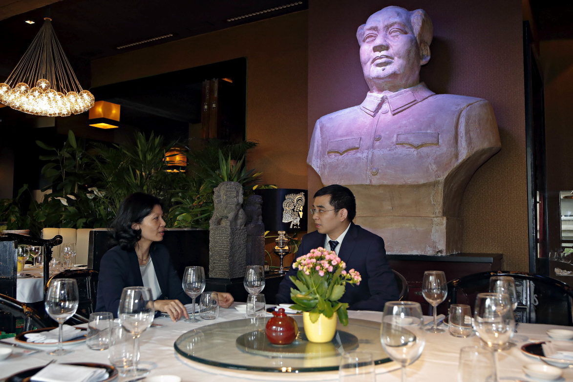 El busto de Mao, que aunque parece robusto, está hueco por dentro. El busto de Mao, que aunque parece robusto, está hueco por dentro.
