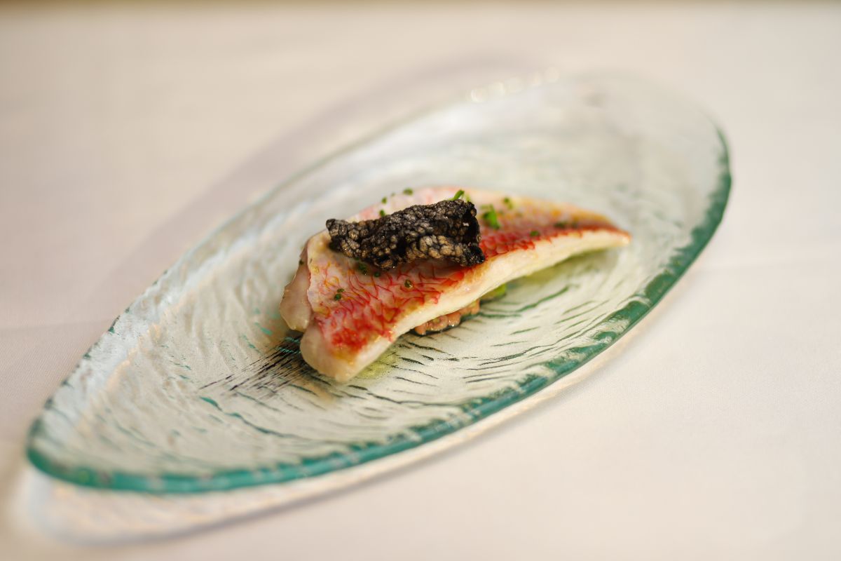 Lomo de salmonete sobre estofado de habitas y chipirón. Lomo de salmonete sobre estofado de habitas y chipirón.