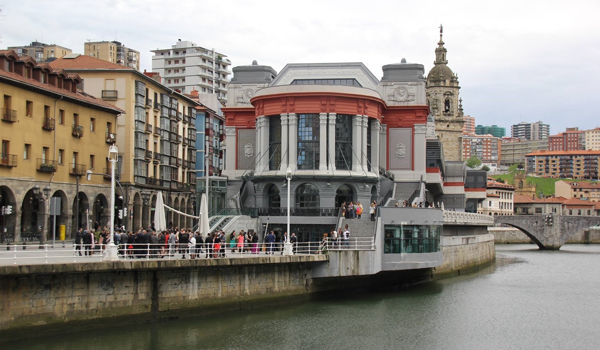 El renovado edificio del Mercado de la Ribera es obra de Pedro Ispizua. Foto: Mercado de la Ribera. El renovado edificio del Mercado de la Ribera es obra de Pedro Ispizua. Foto: Mercado de la Ribera.