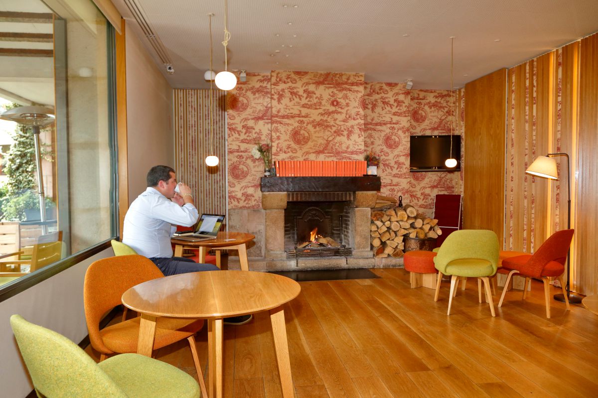 En la zona de la chimenea se conservan los tapices 'Toile de Jouy', tan del gusto francés. En la zona de la chimenea se conservan los tapices 'Toile de Jouy', tan del gusto francés.