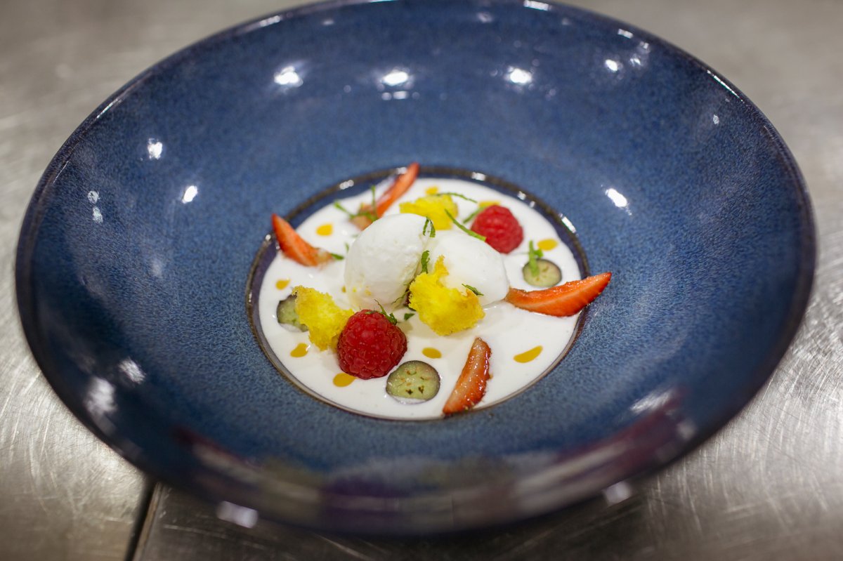 El toque dulce lo pone una sopa de coco con bizcocho de mango y fruta. El toque dulce lo pone una sopa de coco con bizcocho de mango y fruta.