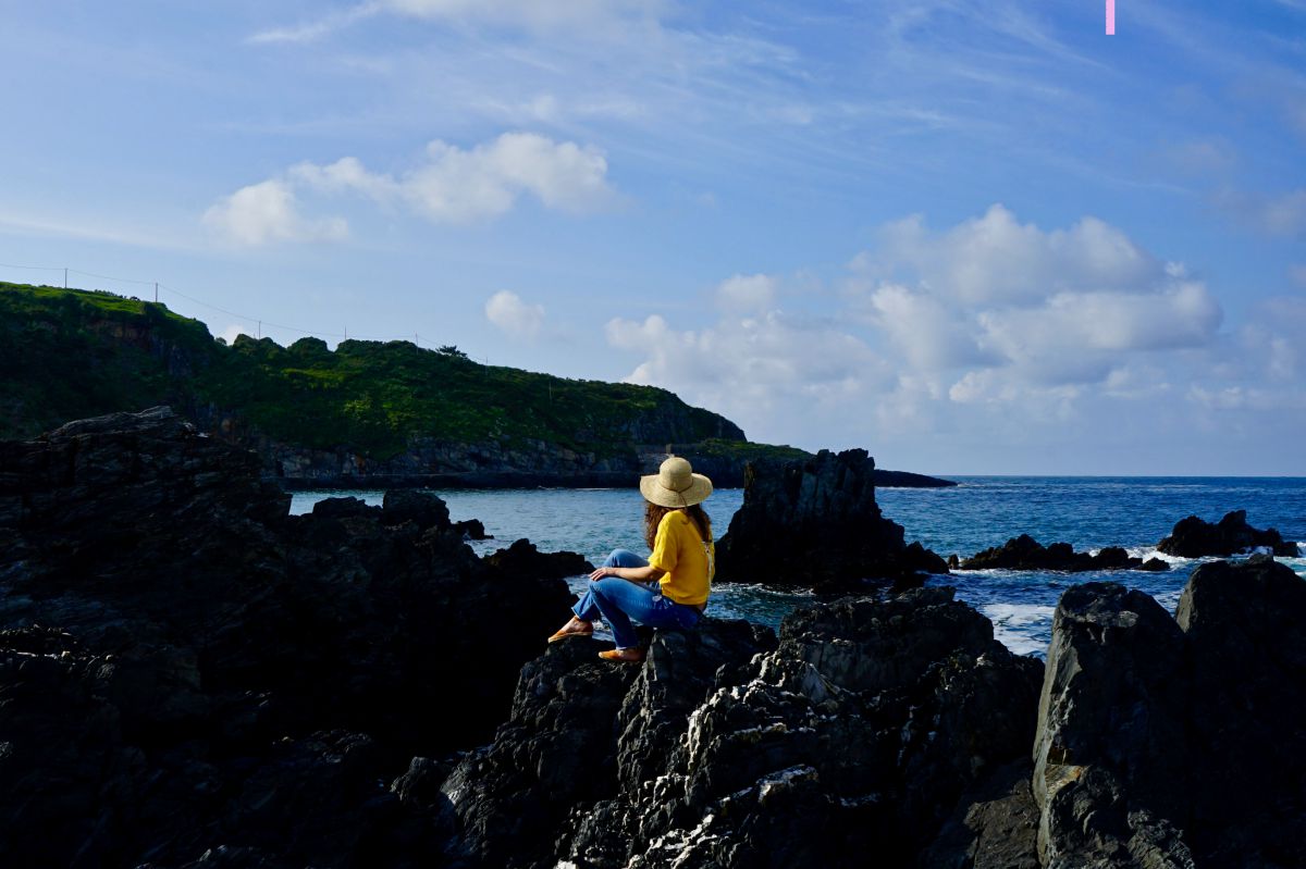 Una chica mira al mar en la playa de La Tercera, Luarca, Asturias. Una chica mira al mar en la playa de La Tercera, Luarca, Asturias.