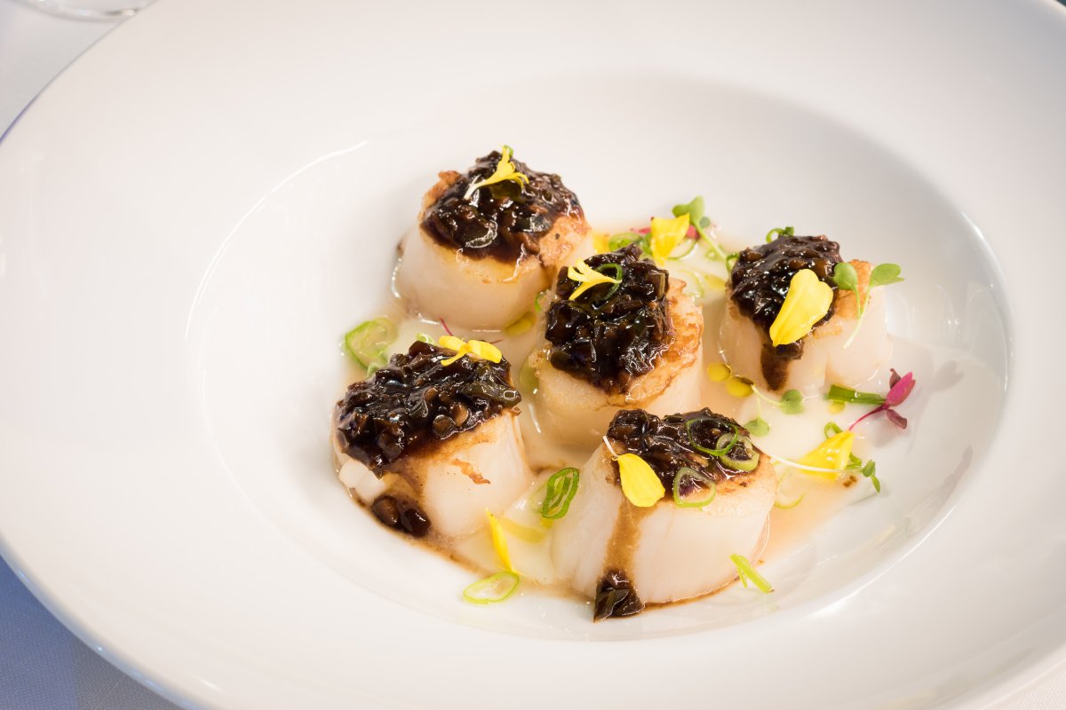 Vieiras al Jósper, puré de manzana y matices de ébano. Foto: Restaurante Félix. Vieiras al Jósper, puré de manzana y matices de ébano. Foto: Restaurante Félix.
