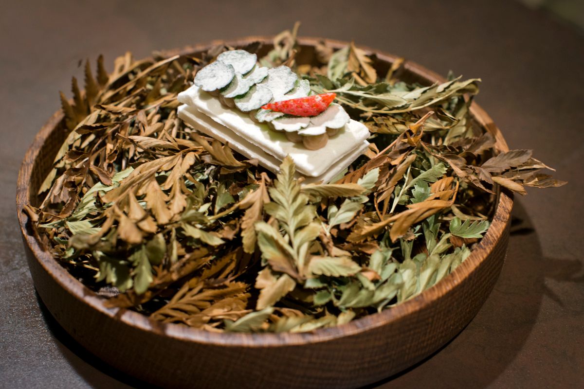 Un postre que juega al equívoco, con cebolla y vinagre. Un postre que juega al equívoco, con cebolla y vinagre.