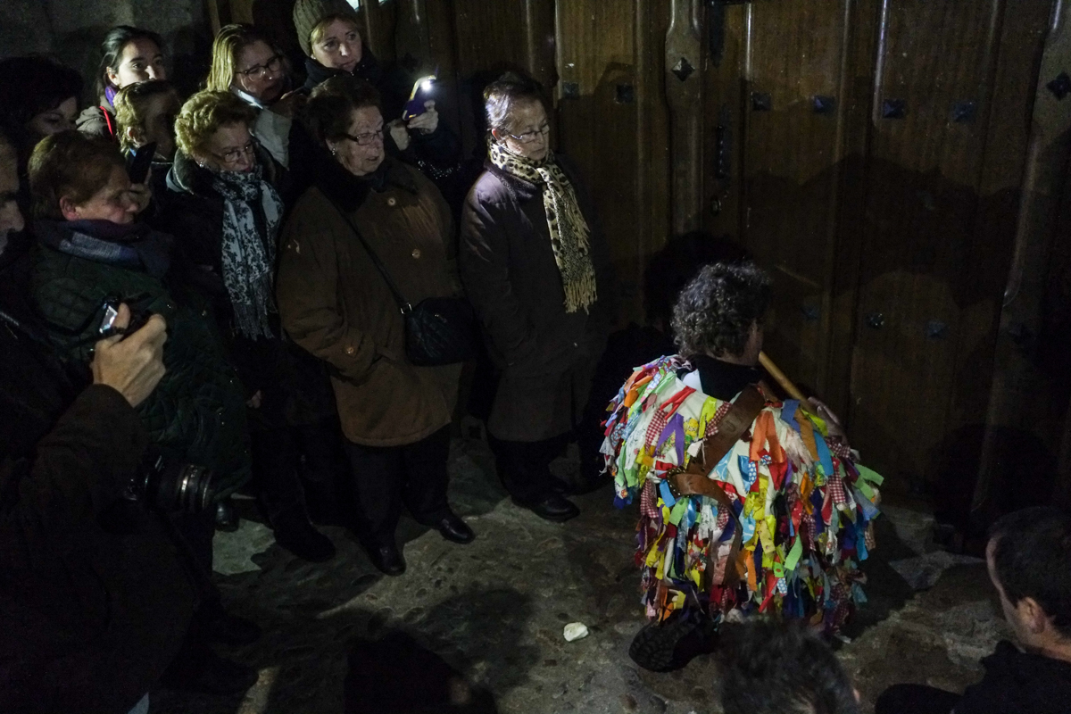 El Jarramplas oficial de cada año desfila de espaldas en una procesión nocturna. El Jarramplas oficial de cada año desfila de espaldas en una procesión nocturna.