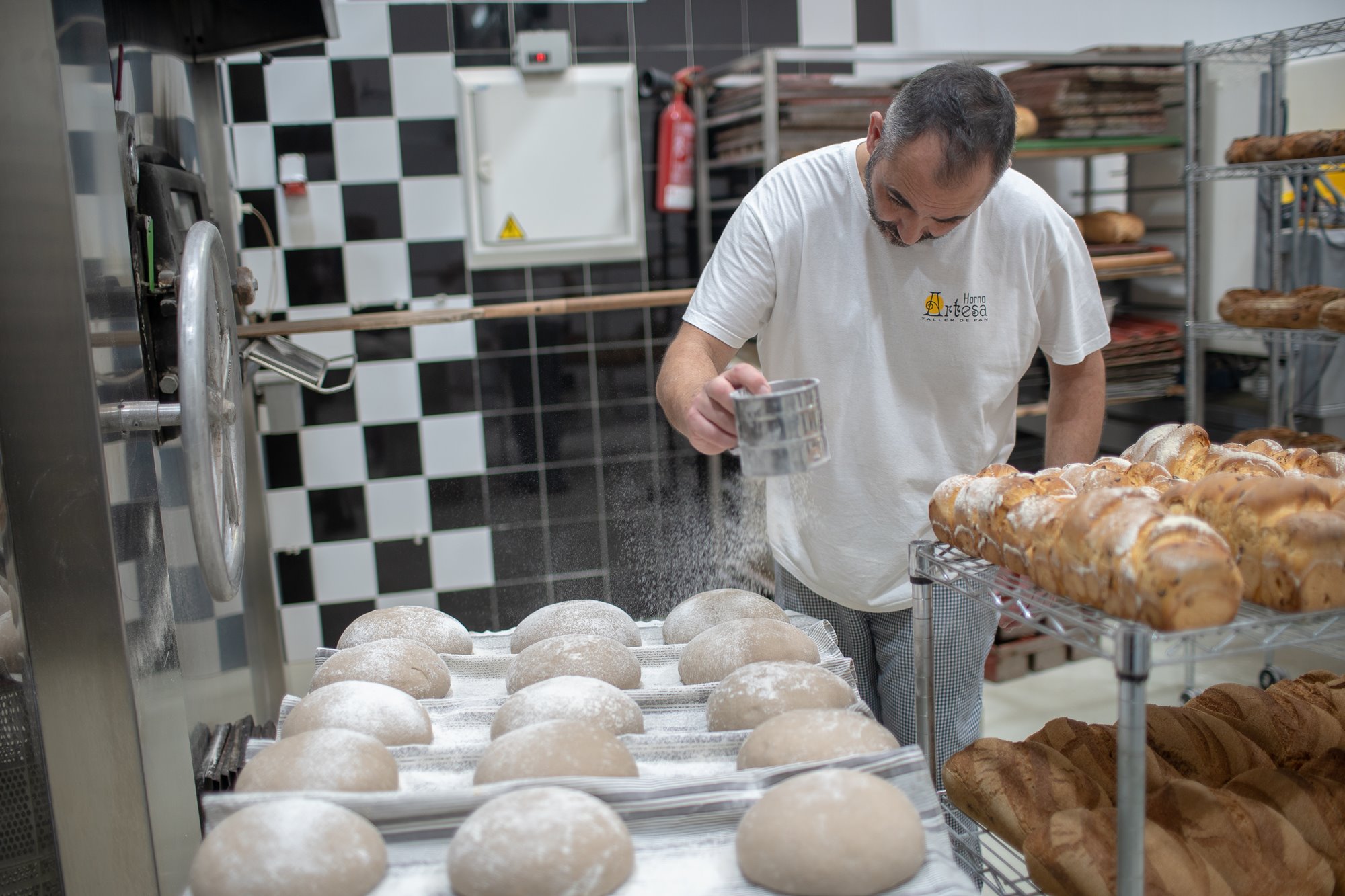 El proceso, totalmente artesanal, marca la diferencia de este horno gaditano. El proceso, totalmente artesanal, marca la diferencia de este horno gaditano.
