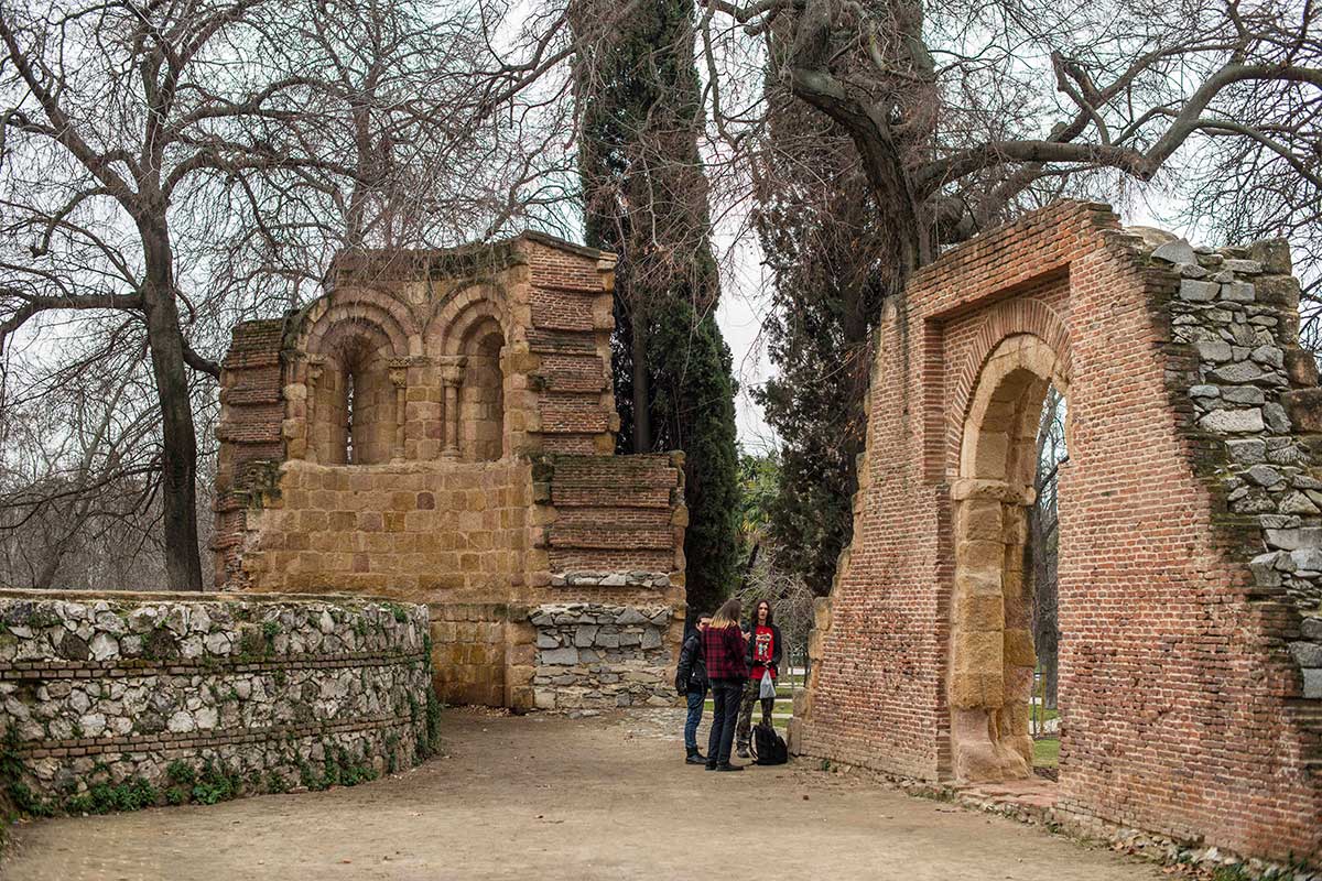 Los restos de una pequeña ermita románica dentro de los Jardines. Los restos de una pequeña ermita románica dentro de los Jardines.