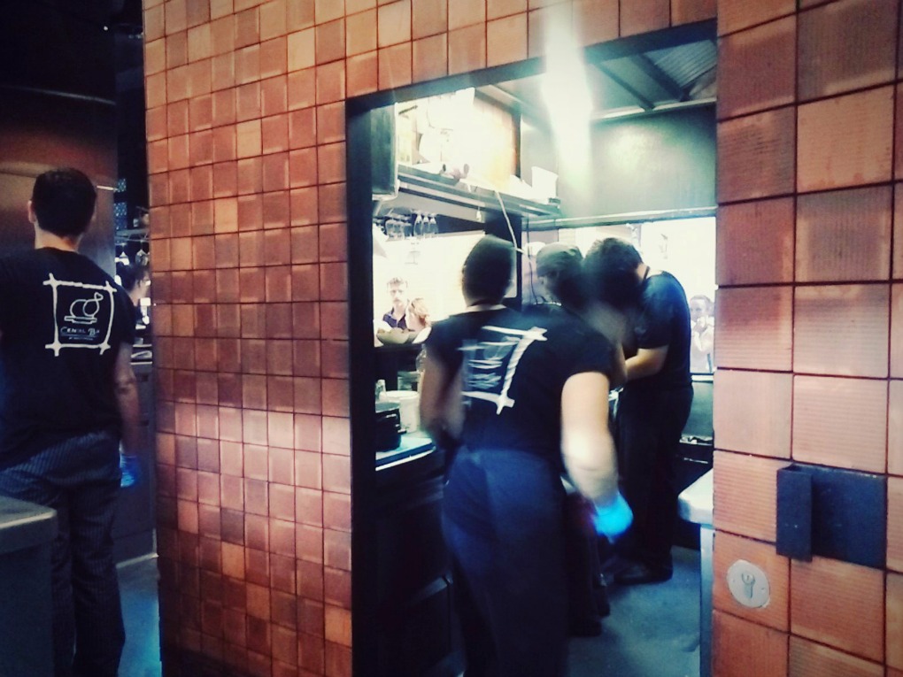 Frenético y acompasado ritmo en la cocina de Central Bar. Frenético y acompasado ritmo en la cocina de Central Bar.