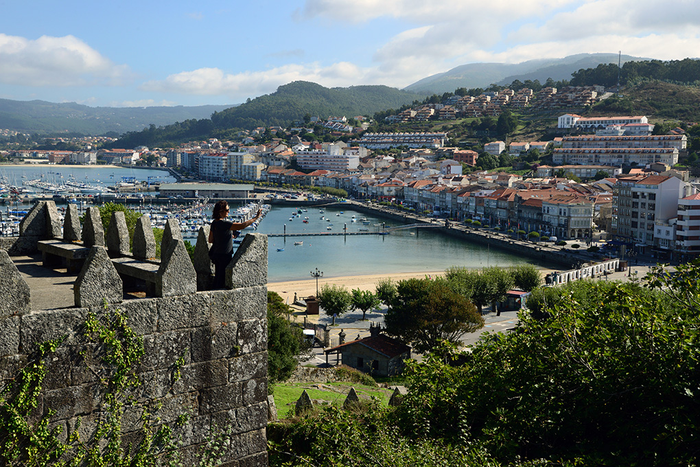 Bayona desde el Parador Conde Gondomar, en las Rías Baixas. Fotos: Alfredo Merino y Marga Estebaranz. Bayona desde el Parador Conde Gondomar, en las Rías Baixas. Fotos: Alfredo Merino y Marga Estebaranz.