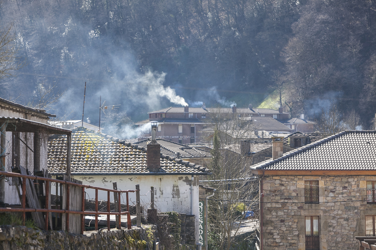 Vega de Pas. El azul del humo tiñe las calles en cualquier época. Vega de Pas. El azul del humo tiñe las calles en cualquier época.