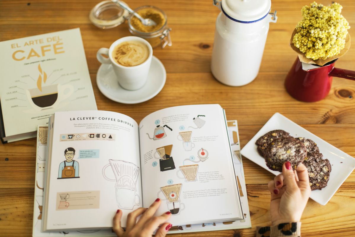 Mientras consultas qué debes y no debes hacer, una 'cookie' de chocolate con pistachos te dará el punto dulce. Mientras consultas qué debes y no debes hacer, una 'cookie' de chocolate con pistachos te dará el punto dulce.