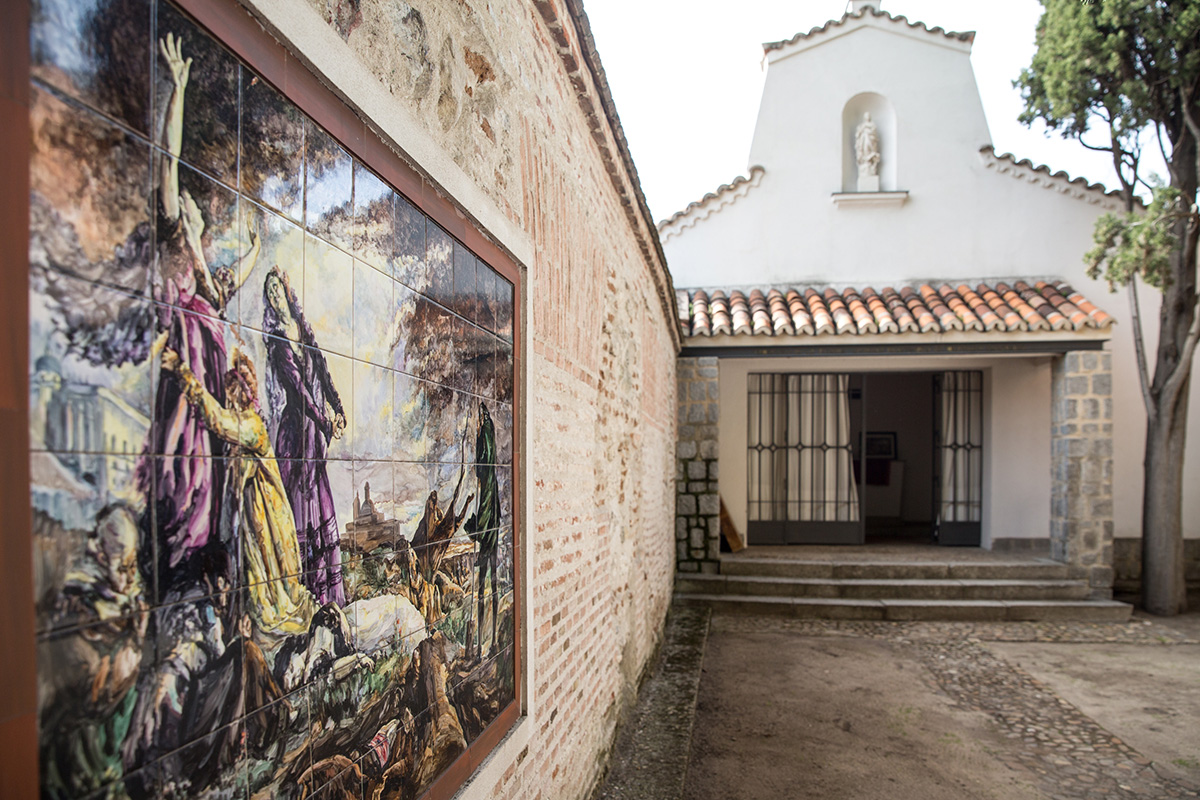 Vista de la reproducción en cerámica de la obra 'Los desenterramientos de La Florida' de Vicente Palmaroli, en el patio de la ermita del cementerio de La Florida, en Madrid. Vista de la reproducción en cerámica de la obra 'Los desenterramientos de La Florida' de Vicente Palmaroli, en el patio de la ermita del cementerio de La Florida, en Madrid.