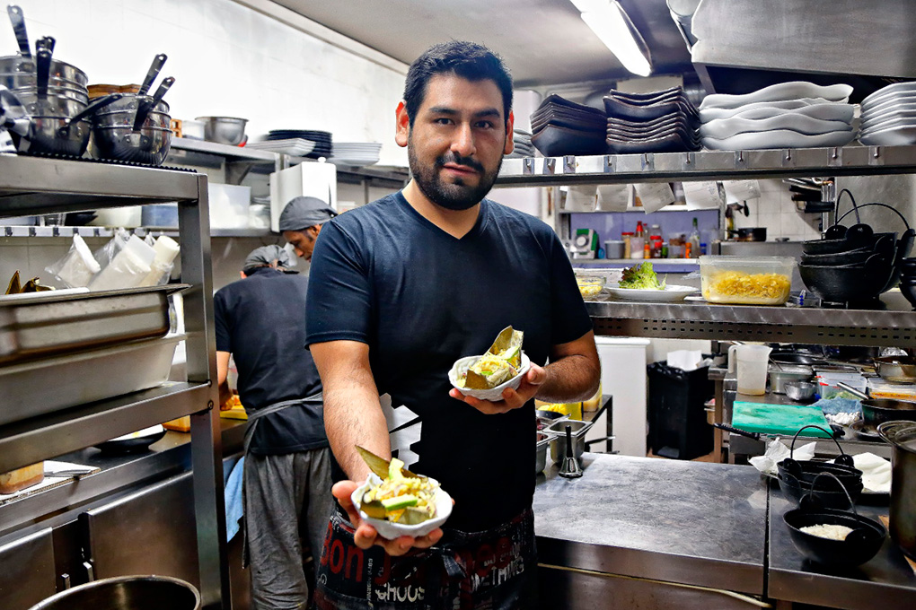 Miguel Ángel Valdiviezo, el dueño de Tampú, mostrando los ceviches amazónicos. Miguel Ángel Valdiviezo, el dueño de Tampú, mostrando los ceviches amazónicos.
