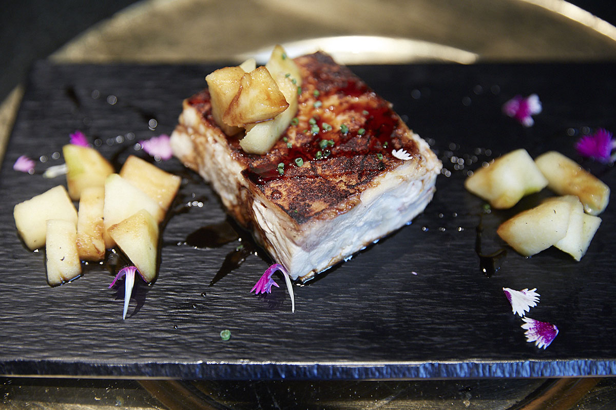 Plato de cochinillo con manzana asada. Plato de cochinillo con manzana asada.