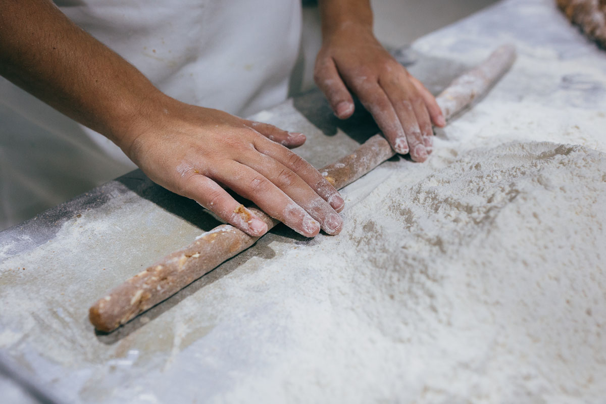 Cada día producen dos tortas de 80 kilos cada una. Cada día producen dos tortas de 80 kilos cada una.