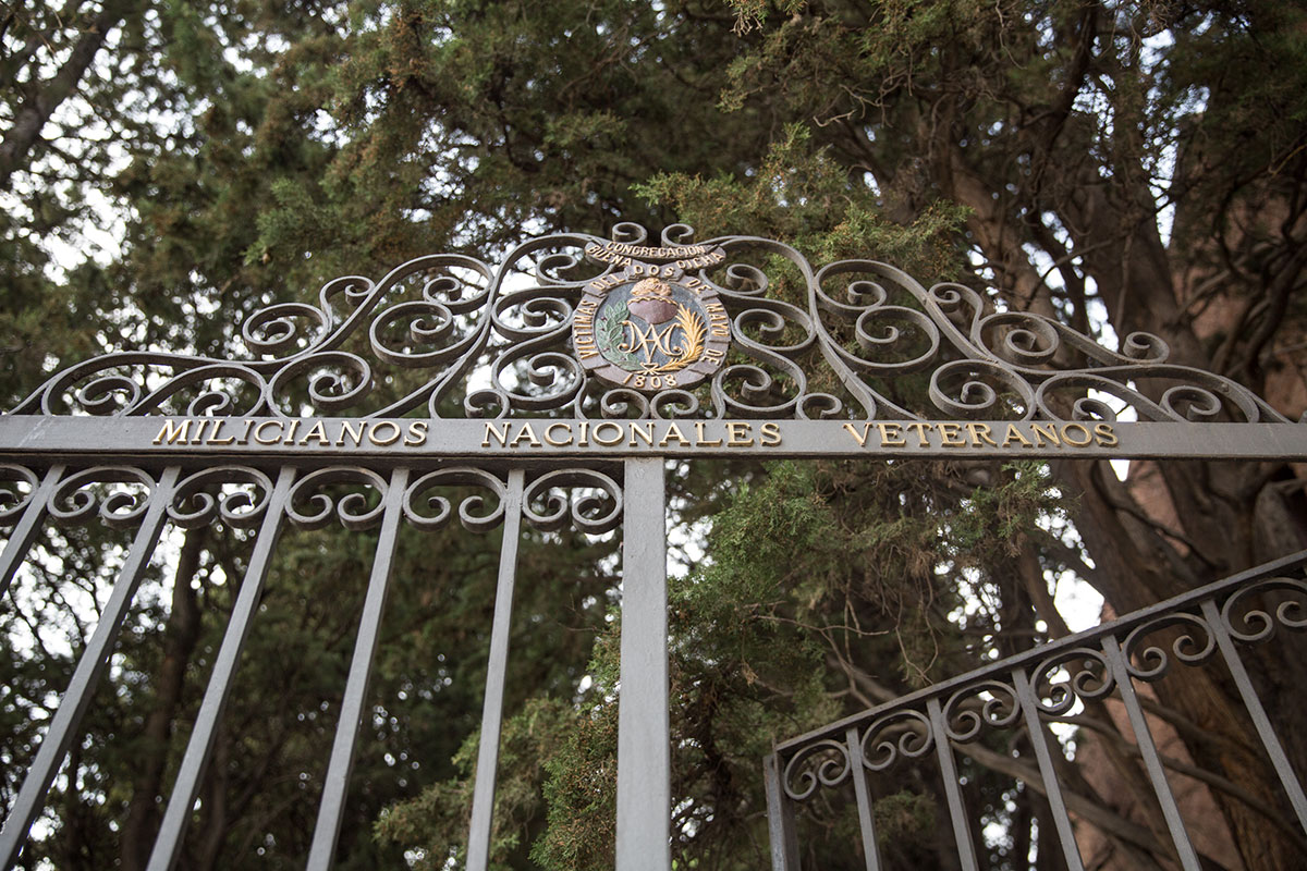 Detalle de la verja de entrada al cementerio de La Florida, en Madrid, propiedad de la Sociedad Filantrópica de Milicianos Nacionales. Detalle de la verja de entrada al cementerio de La Florida, en Madrid, propiedad de la Sociedad Filantrópica de Milicianos Nacionales.