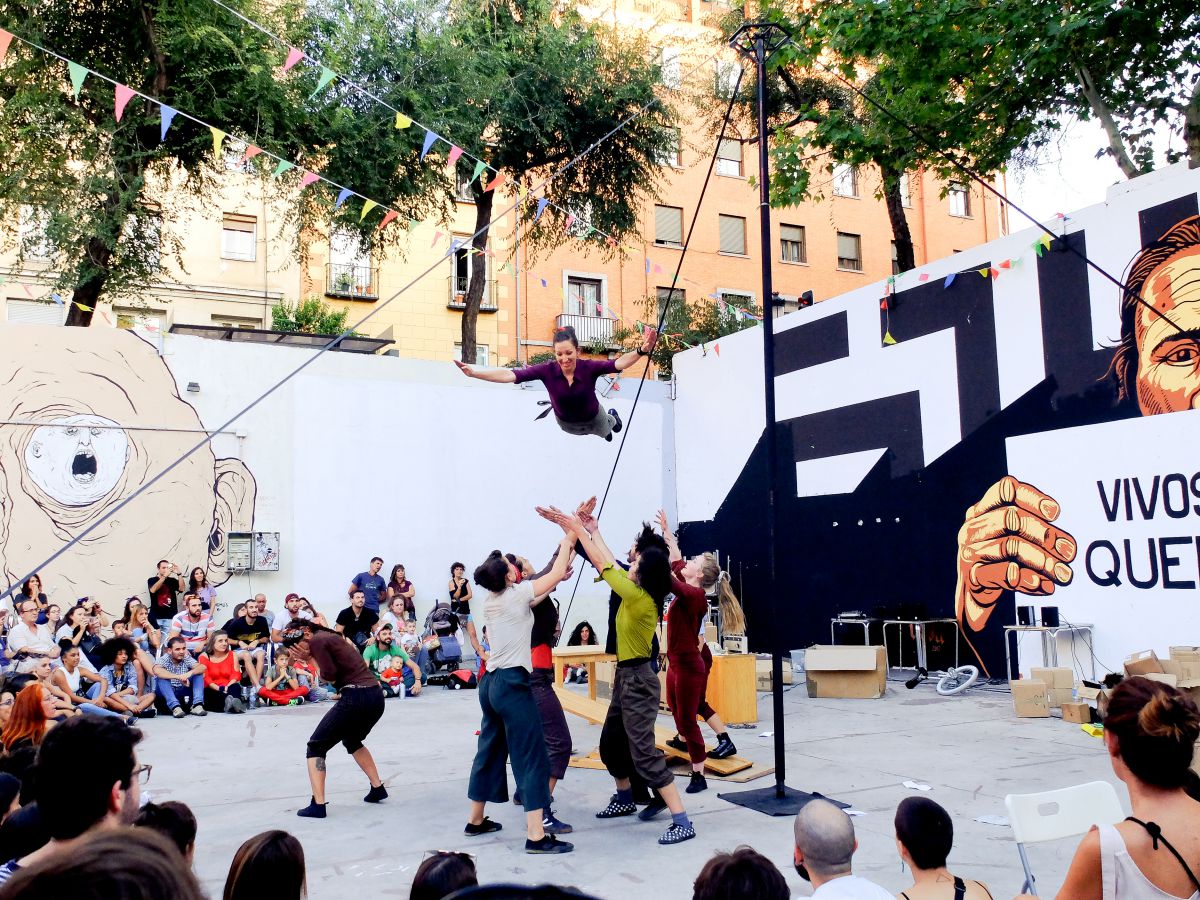Velada de circo para toda la familia de la compañía Faltan 7, durante una actuación en las calles de Madrid. Velada de circo para toda la familia de la compañía Faltan 7, durante una actuación en las calles de Madrid.