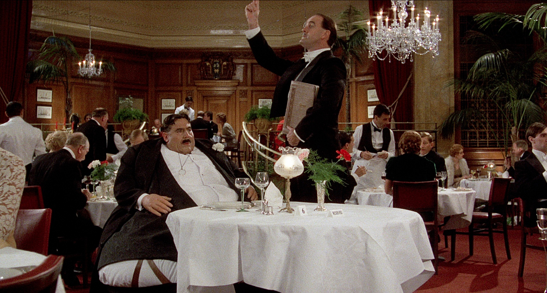 Mr. Creosote en uno de sus momentos culminantes. Mr. Creosote en uno de sus momentos culminantes.