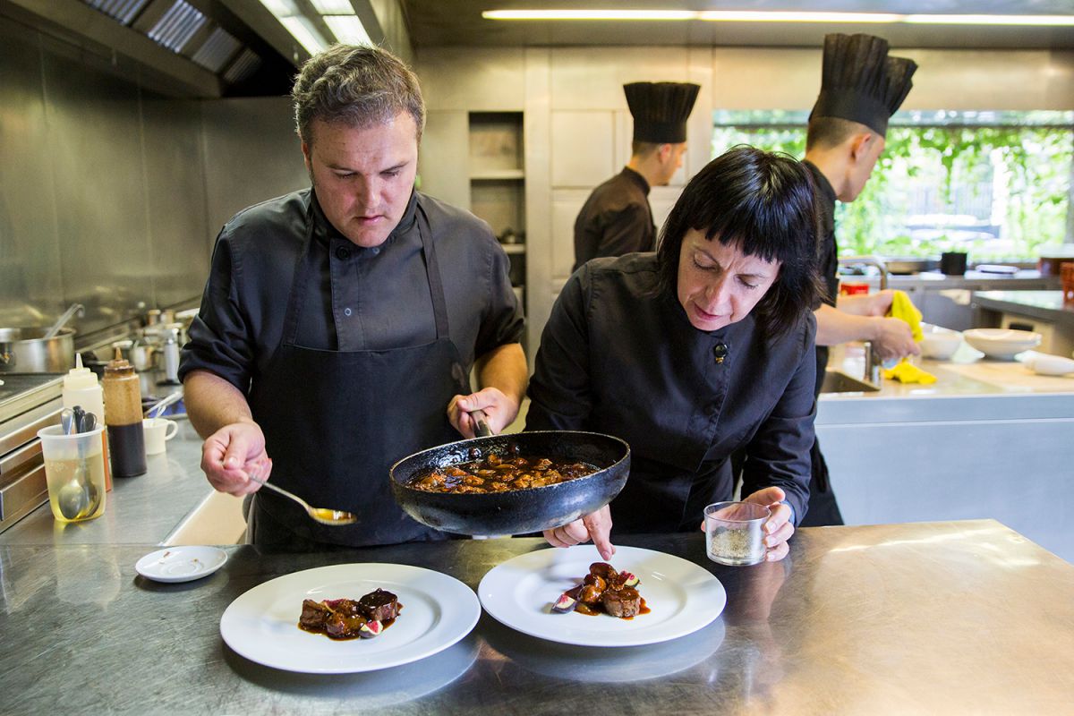 La chef Fina Puigdevall emplatando junto a uno de sus cocineros en Les Cols, Olot (Girona). Foto: Kristin Block La chef Fina Puigdevall emplatando junto a uno de sus cocineros en Les Cols, Olot (Girona). Foto: Kristin Block