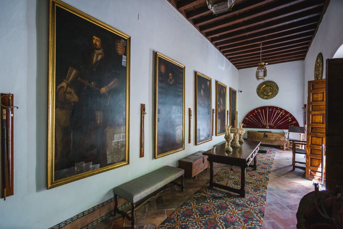 También las galerías de la vivienda están repletas de obras de arte. También las galerías de la vivienda están repletas de obras de arte.