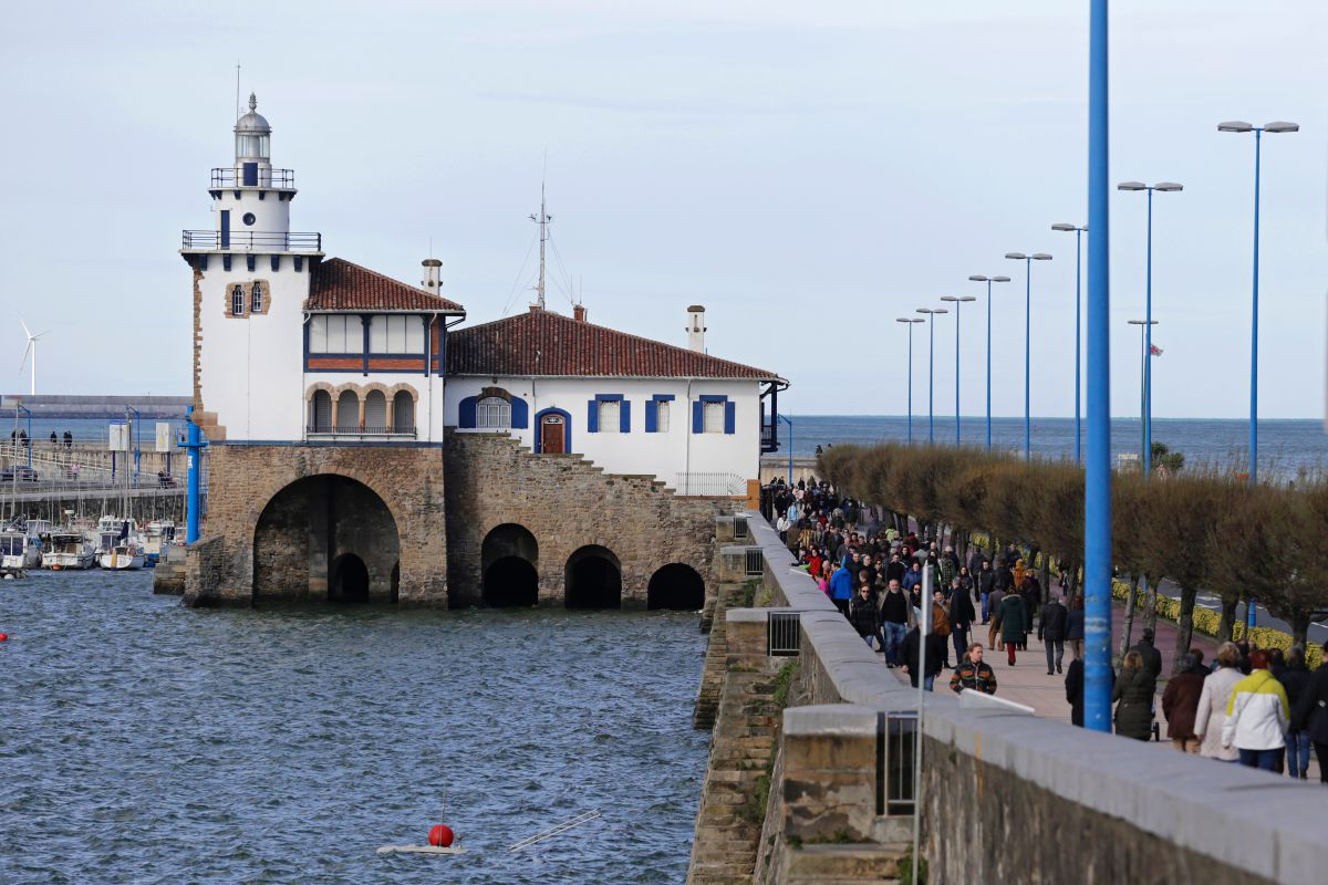 Vista de la Estación de Salvamento de Naúfragos con marea alta y el paseo de Arriluce, en Getxo, Vizcaya. Vista de la Estación de Salvamento de Naúfragos con marea alta y el paseo de Arriluce, en Getxo, Vizcaya.